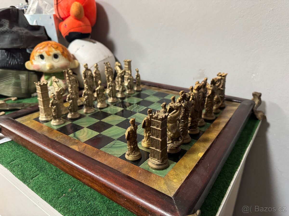Staré šachy mosazné na nožičkách