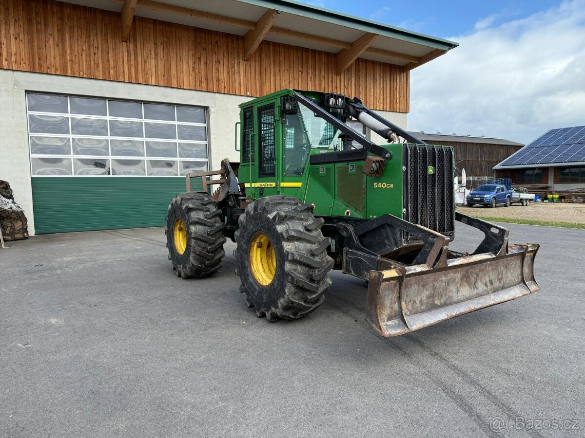 Lesní traktor JOHN DEERE 540G III