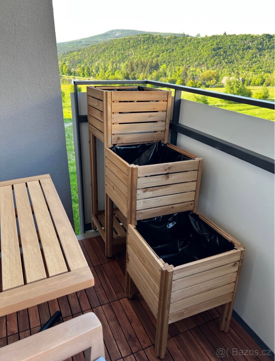 Truhlíkové schody s policí