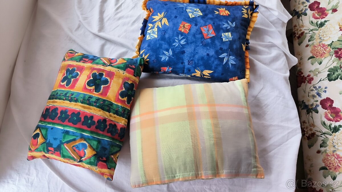 Ruzne dekoracni polstare foto uvnitř