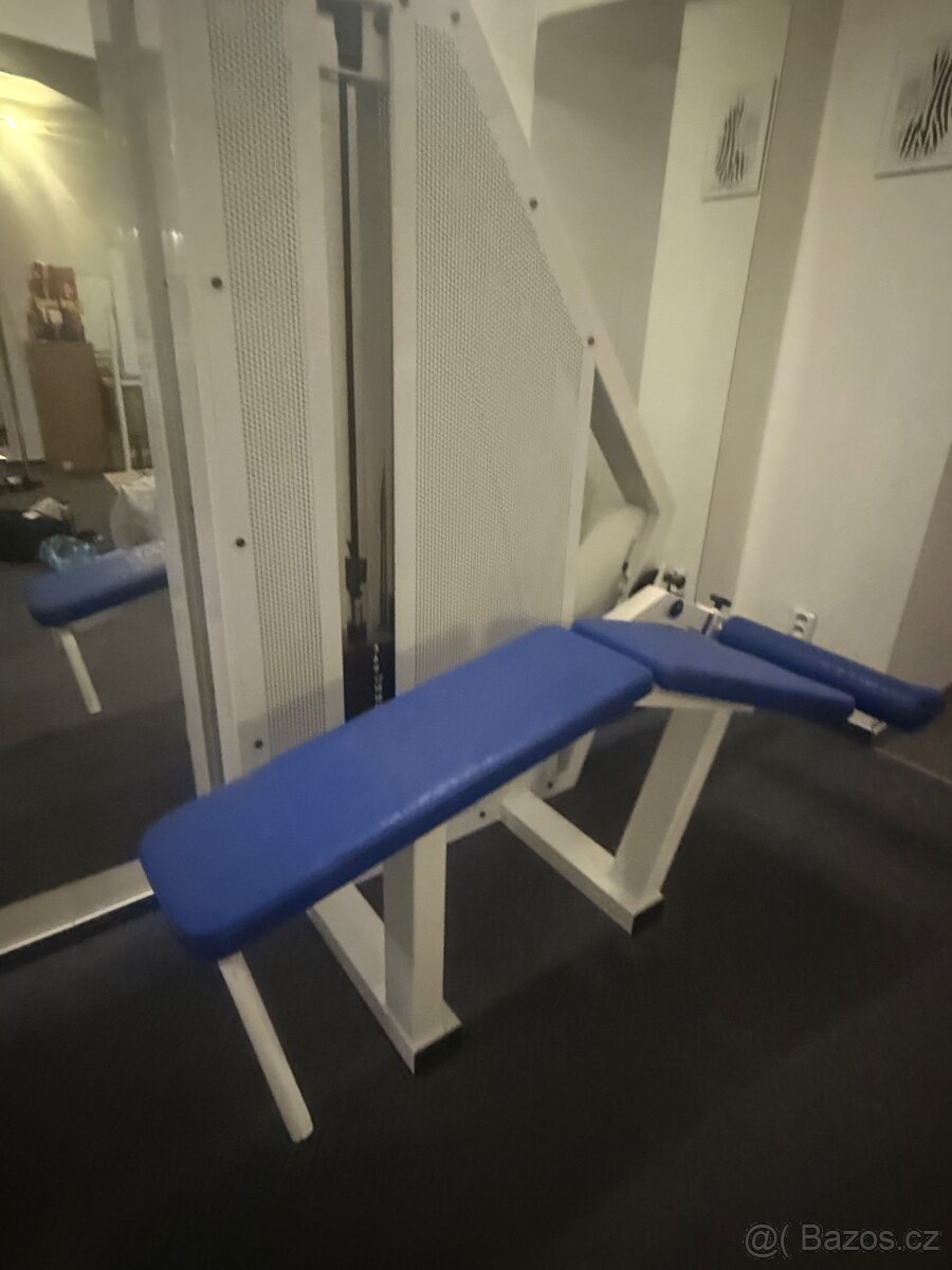 Posilovací stroj na zadní stehna