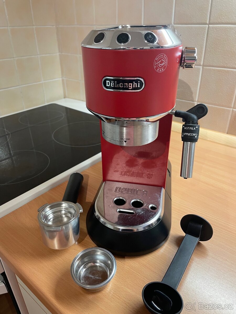 Pákový kávovar Delonghi Dedica EC 685