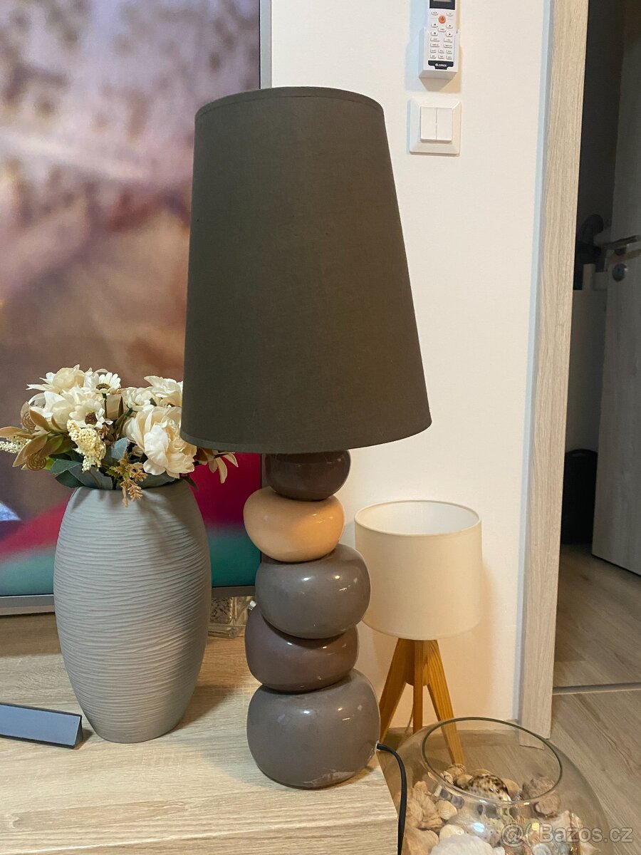 Keramická okrasná stolní lampička