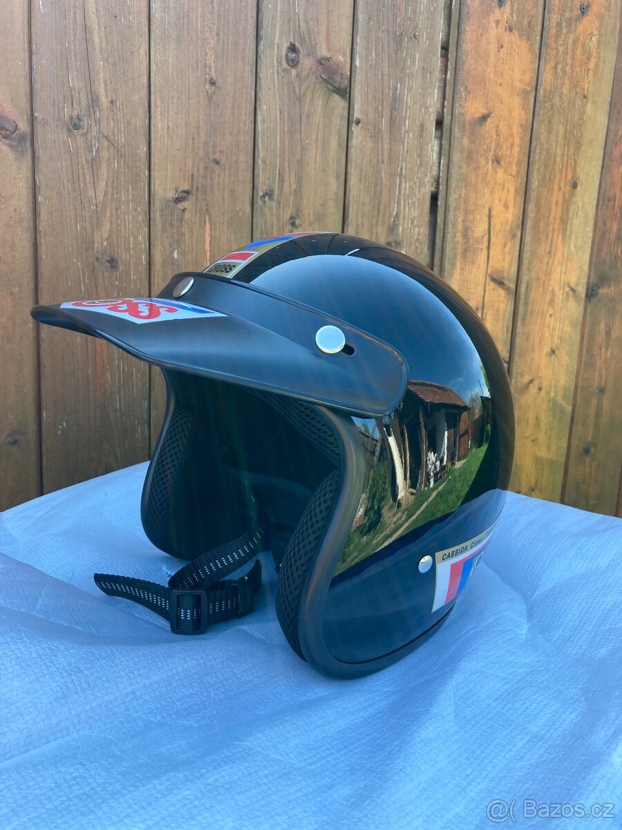 Retro helma na motorku