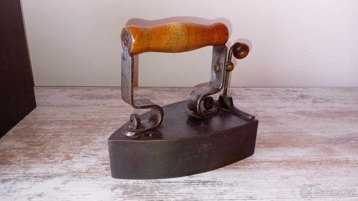 Prodám pěknou starou litinovou žehličku