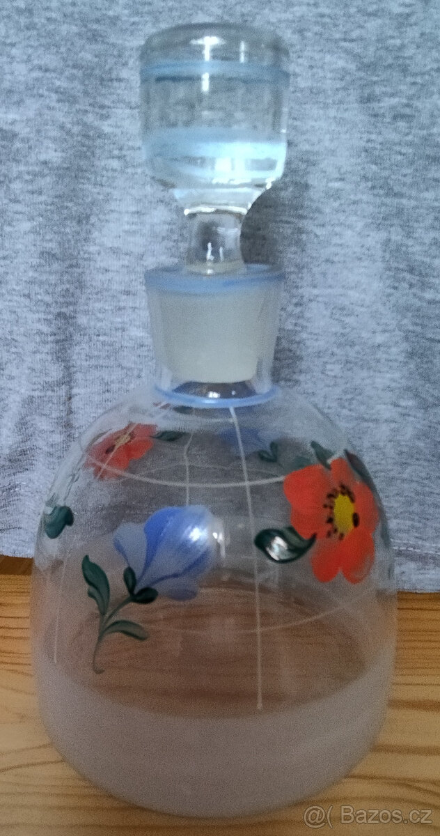 Menší slekleněná karafa s květy