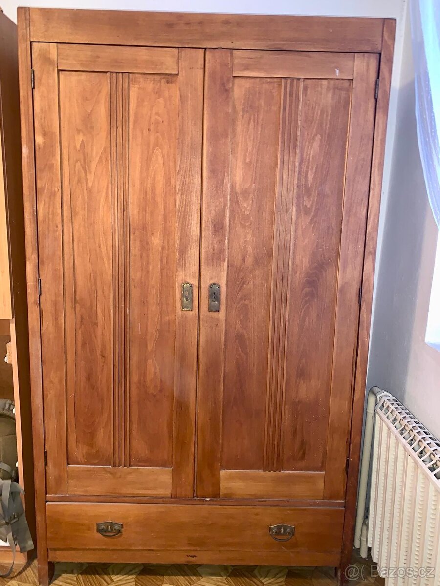 Stará šatní skříň