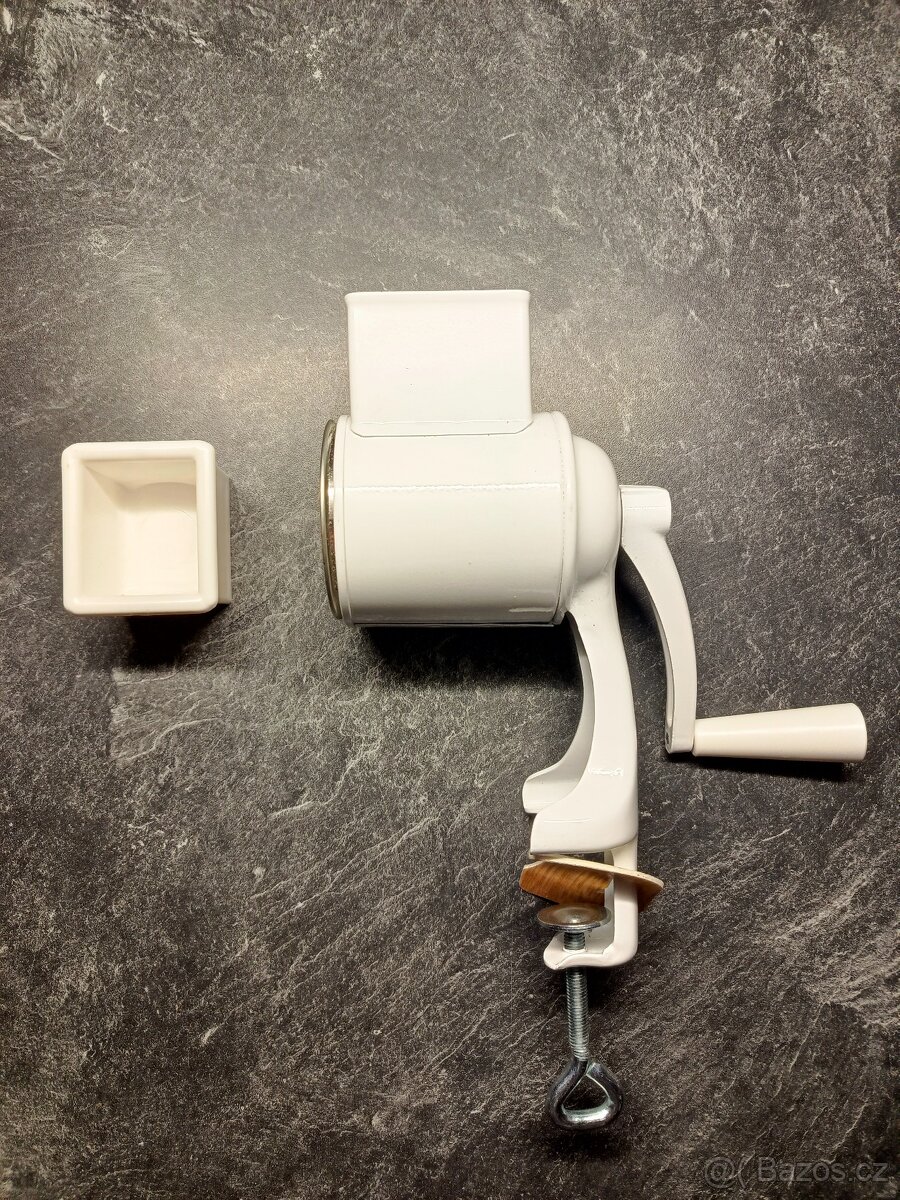 Mlýnek na strouhanku a ořechy BANQUET - jako nový