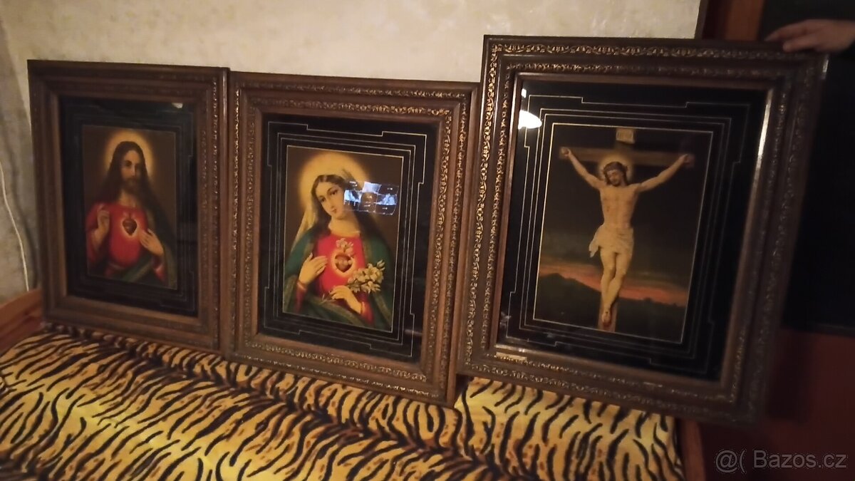 Starožitné obrazy náboženské téma.