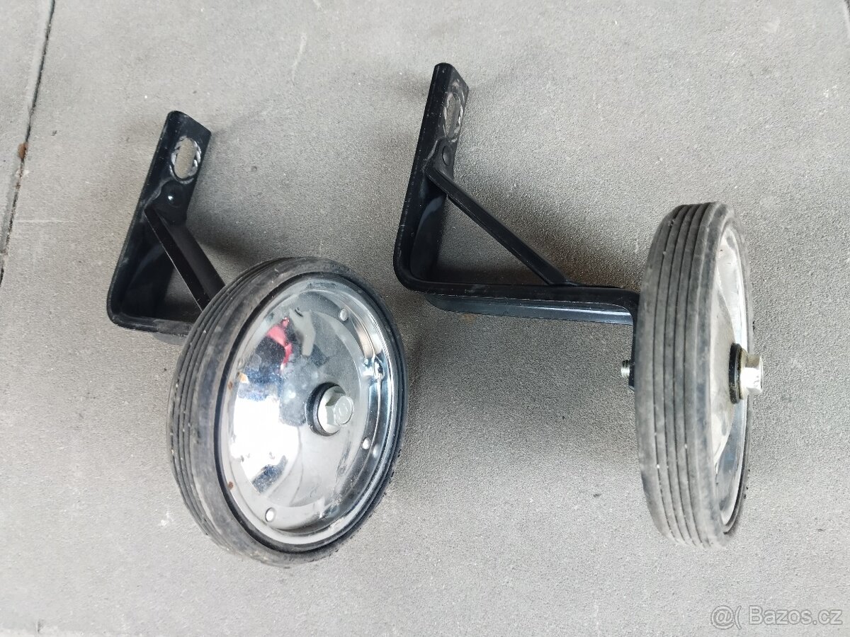 Pomocné kolečka a vodící tyč