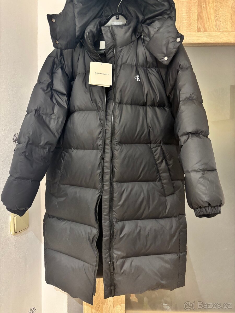 Nový Calvin klein pérový kabát