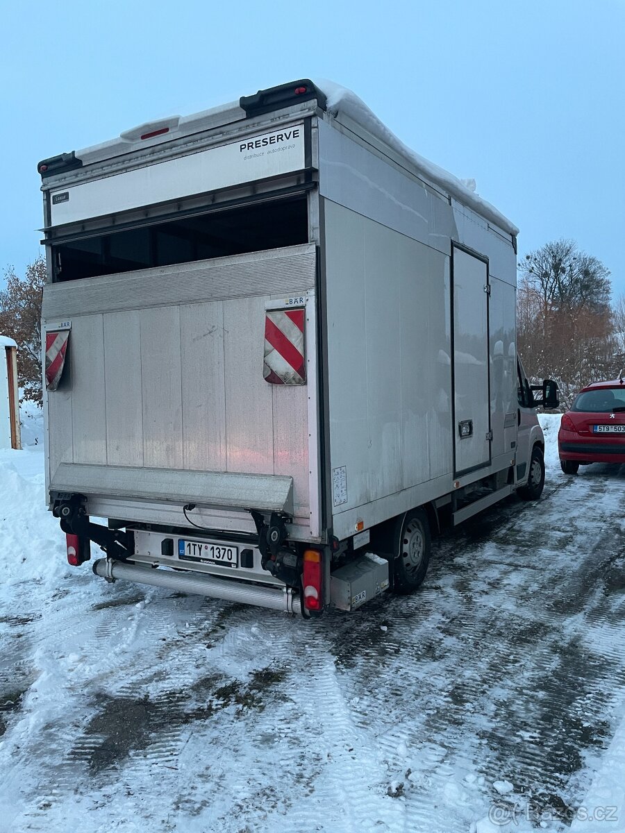 Dodávka Peugeot s plošinou