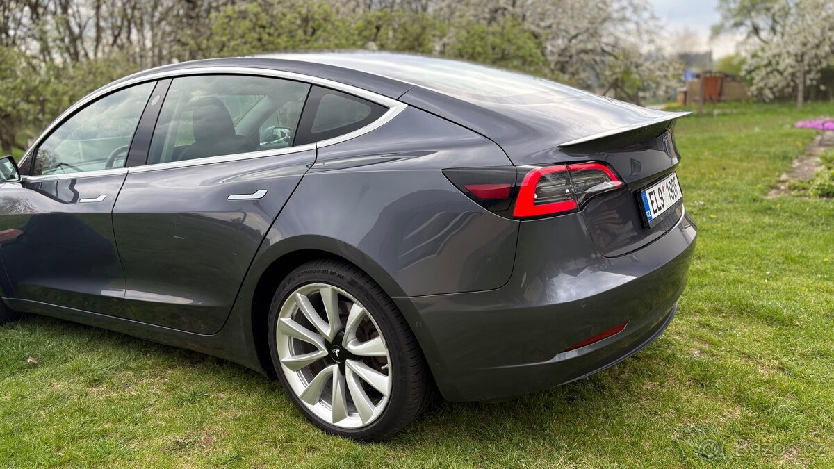 Tesla 3 Long Range AWD Dual Motor – velmi dobrý stav.