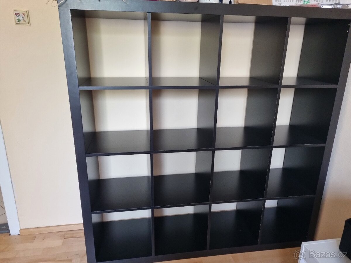 Černý regál IKEA Kallax
