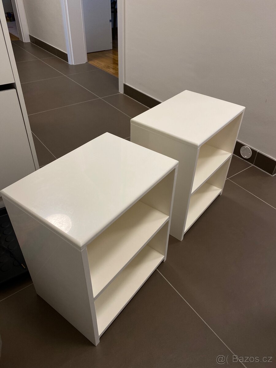 Plastové noční stolky