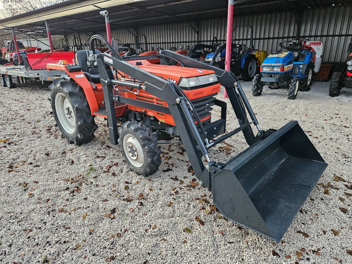 malotraktor Kubota L1-215 4x4 s čelním nakladačem