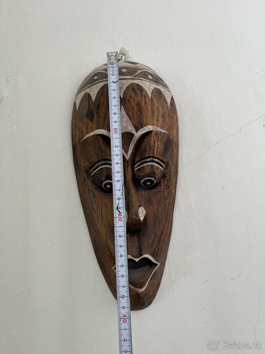 Dřevěná maska k zavěšení