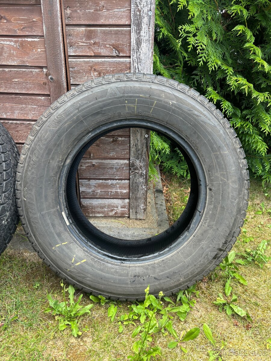 Bridgestone Blizzak 215/70 r16