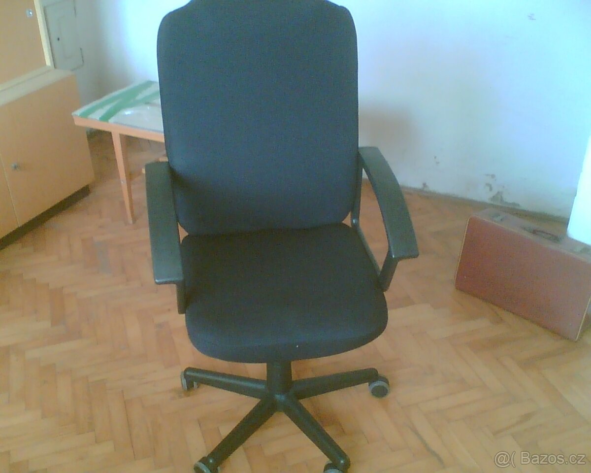 Kancelářské křeslo - čalouněná židle na kolečkách