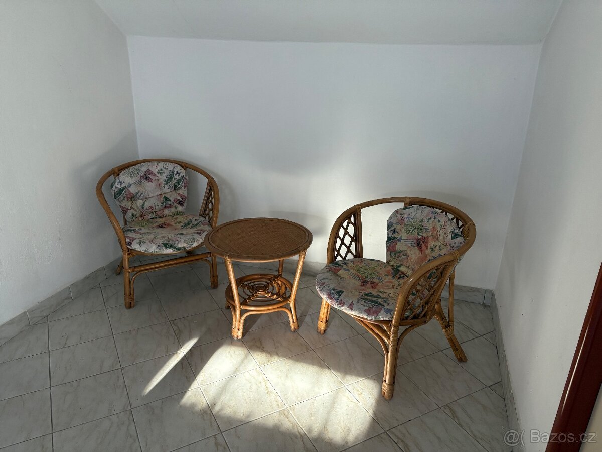 Ratanová křesílka se stolkem