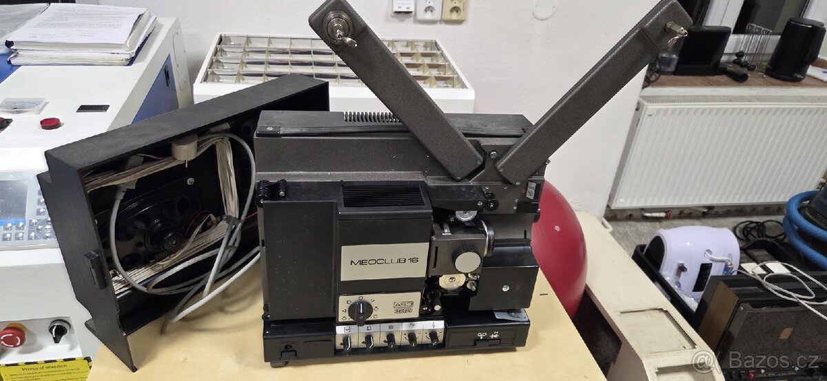 Prodám malou sbírku filmů 16 mm a dva Meocluby