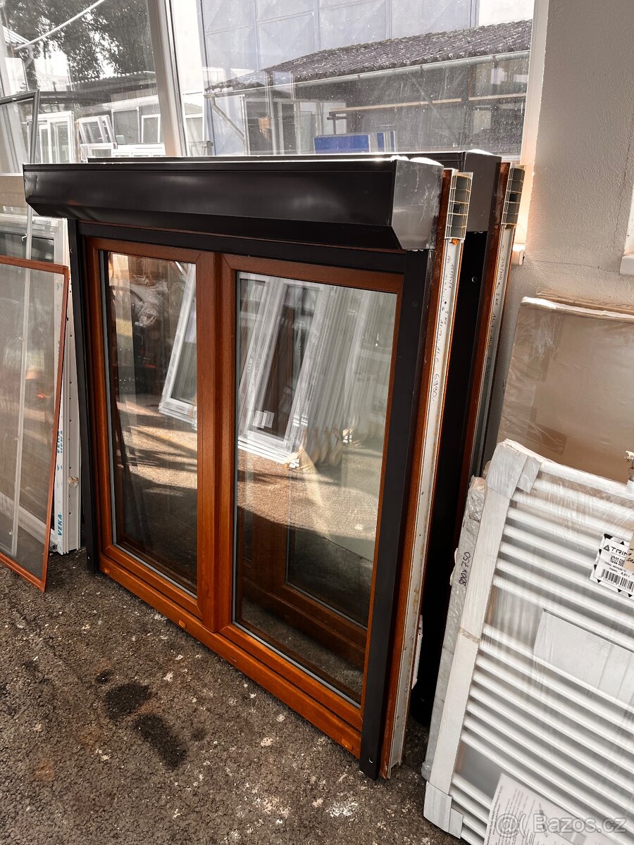KRÁSNÉ PLASTOVÉ OKNA ZLATÝ DUB VČ.ROLET LOMAX 147x146-PLZEŇ