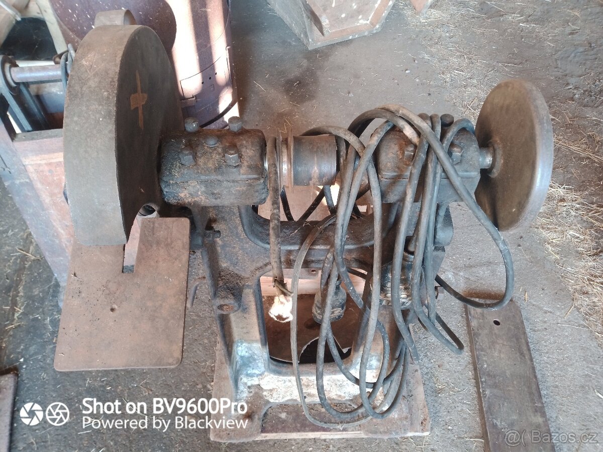 Dvoukotoučová bruska na kov