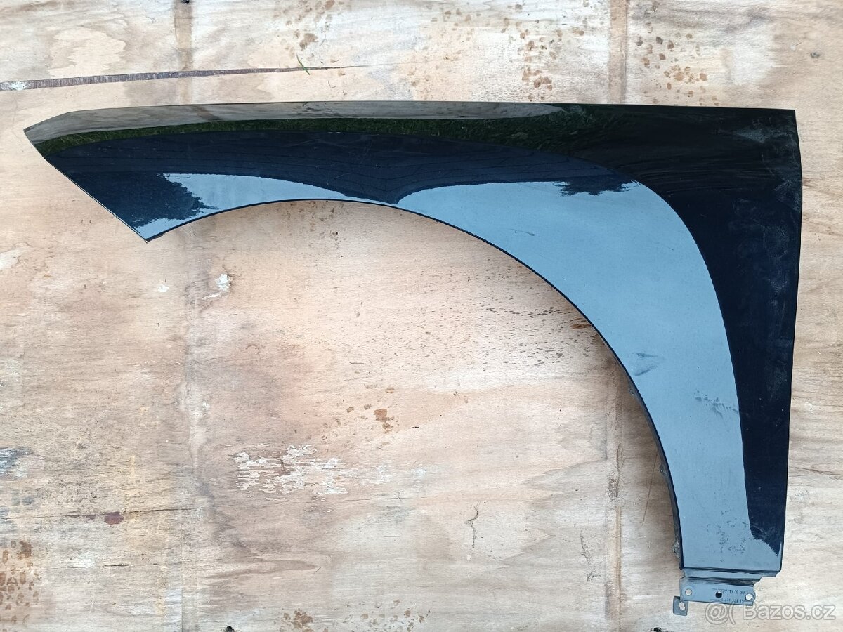 BMW iX xDrive50, levý přední blatník