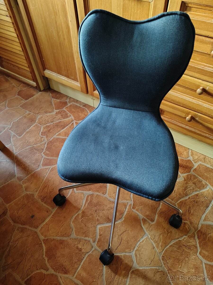 Dětská otočná židle k psacímu stolu