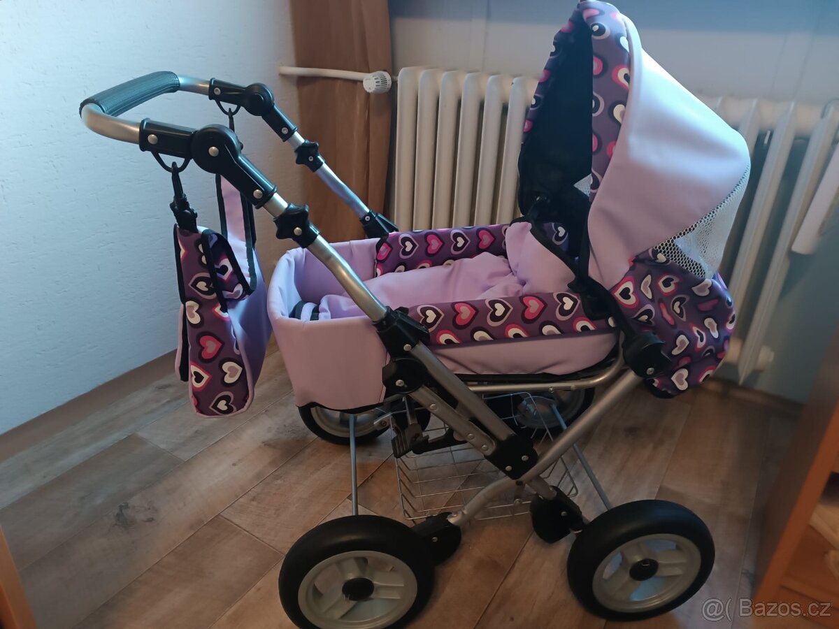 Dětský plně vybavený kočárek na hraní