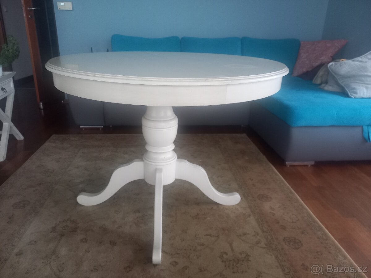 Kulatý jídelní stůl