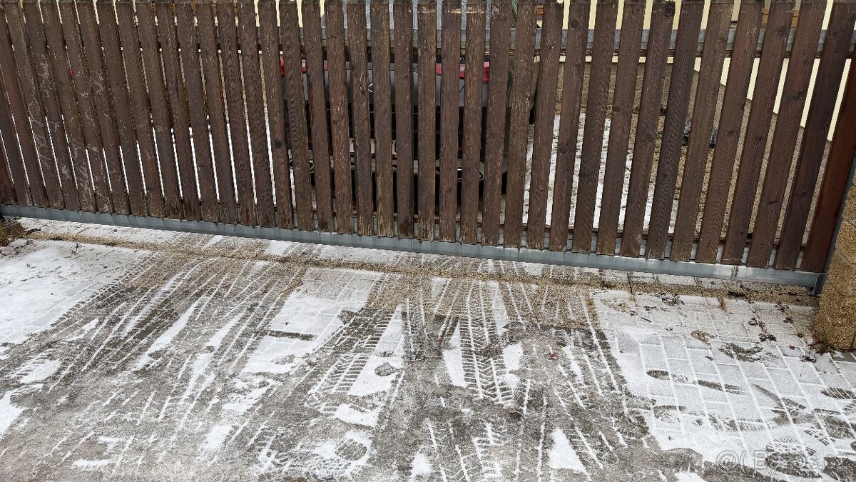 Elektrická pojezdová brána s motorem