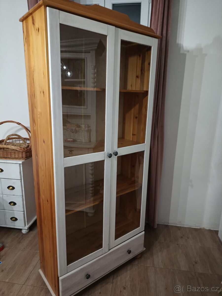 Masivni vitrina borovice