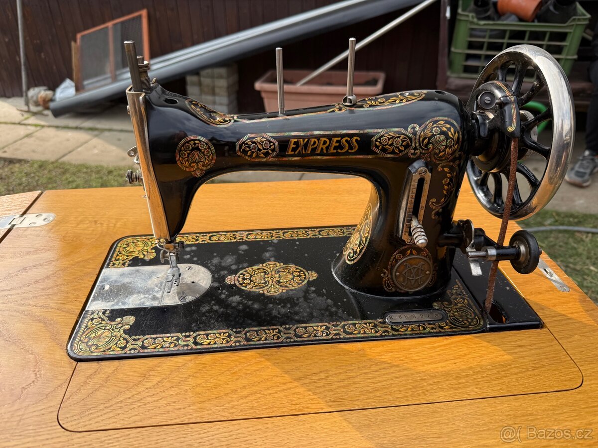 Starý šicí stroj EXPRESS veskřínce