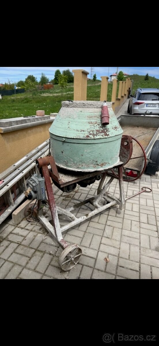 Starší funkční míchačka na beton – spolehlivá a robustní