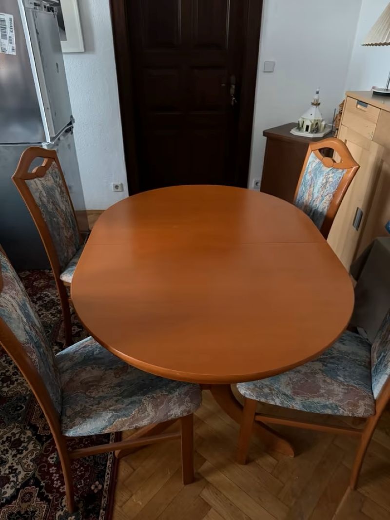 Jídelní stůl oválný rozkládací a 4 židle