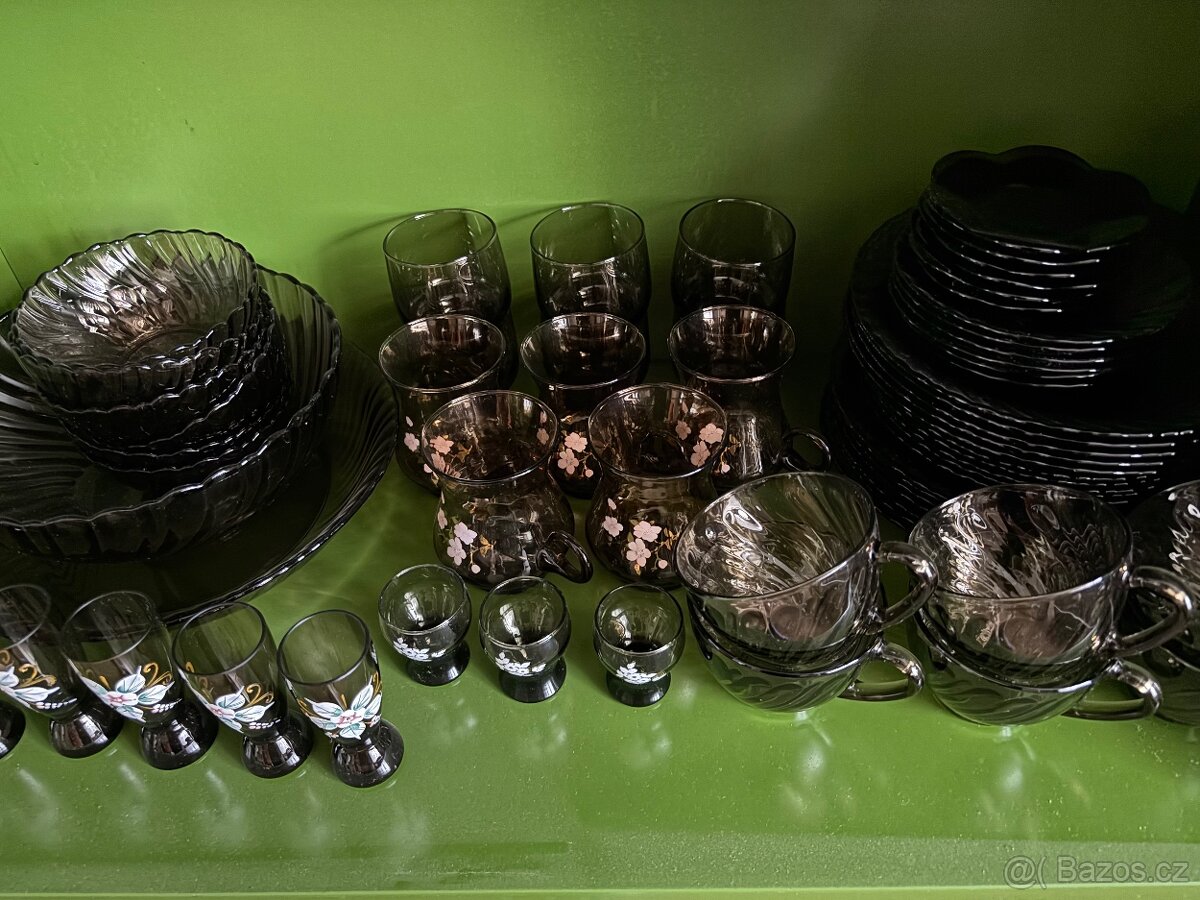 Kompletní sbírka sklenic a misek – mix stylů, cca 40 ks