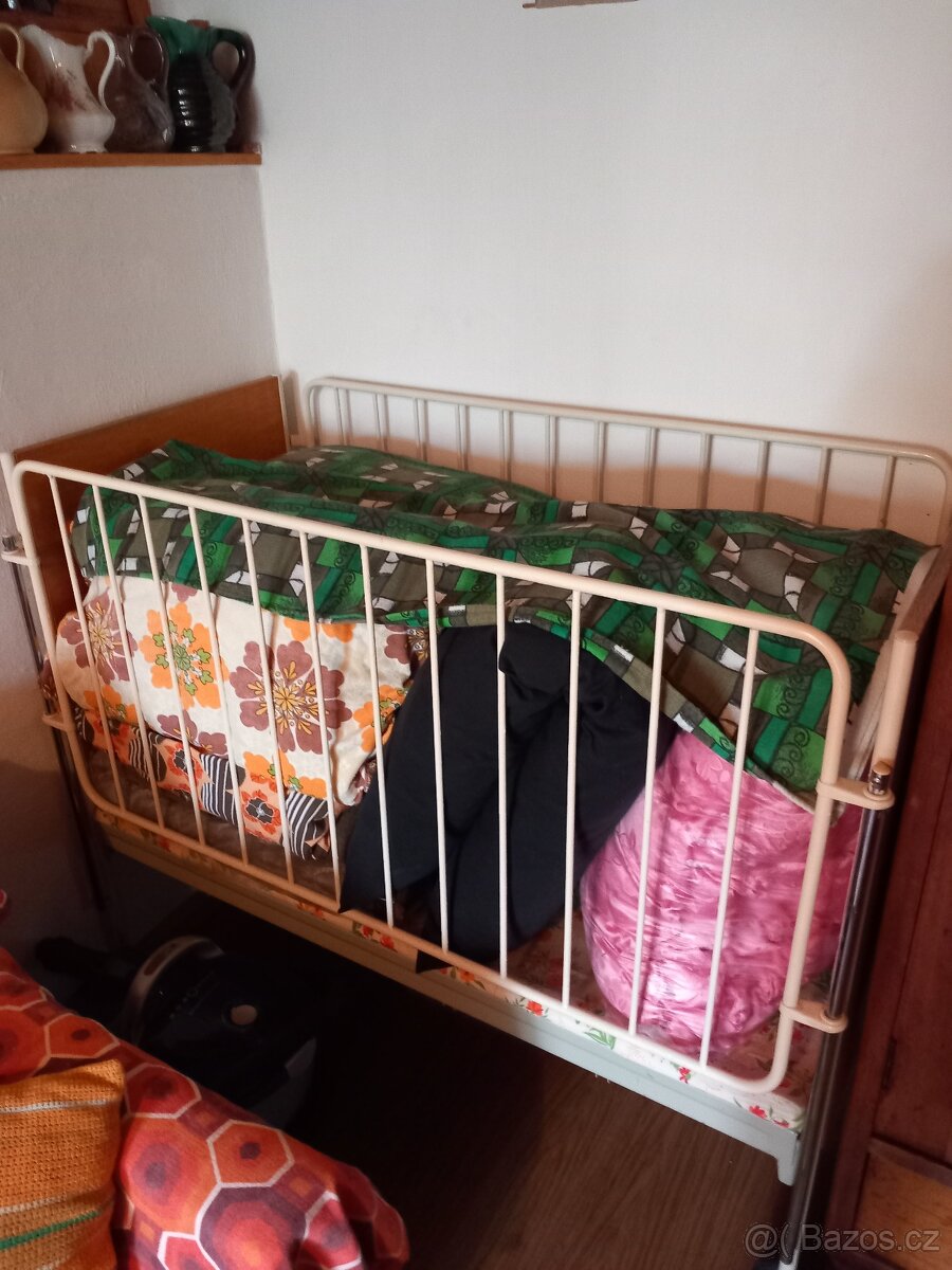 Dětská postýlka a věci na mimino