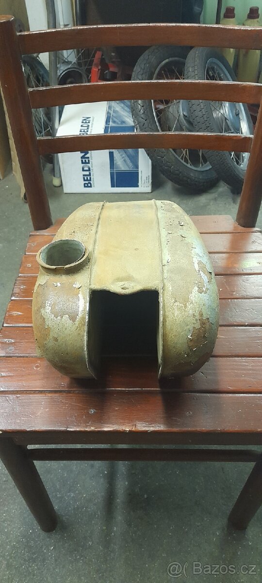 Jawa robot nádrž