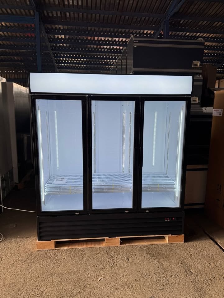 Prosklená chladicí lednice třídveřová