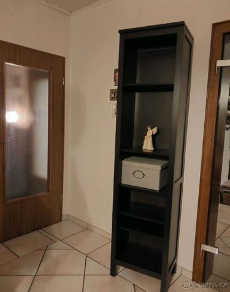 KNIHOVNA HEMNES IKEA