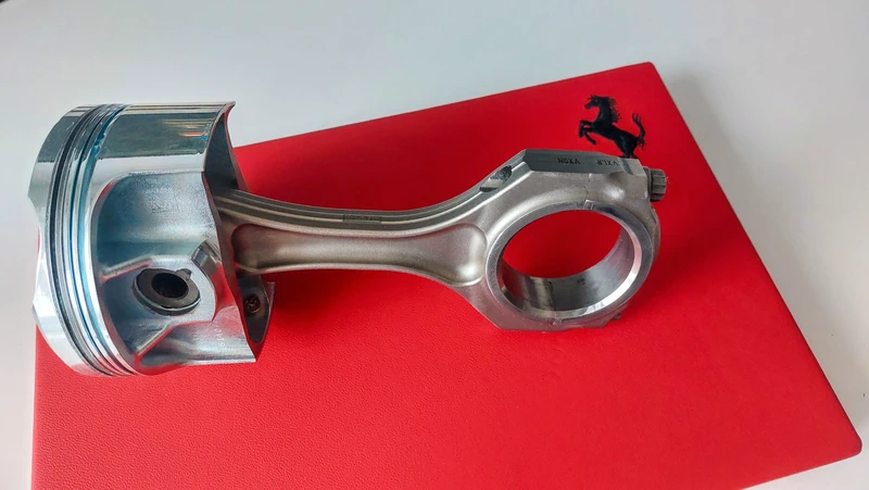 Originální ojnice s pístem Ferrari - Trofej