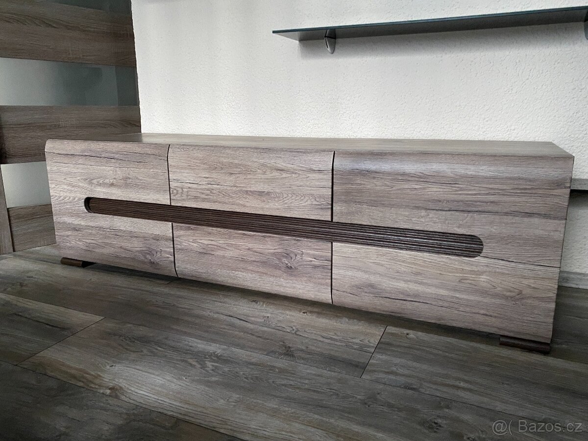 KOMODA + NÁSTĚNNÁ SKŘÍŇKA