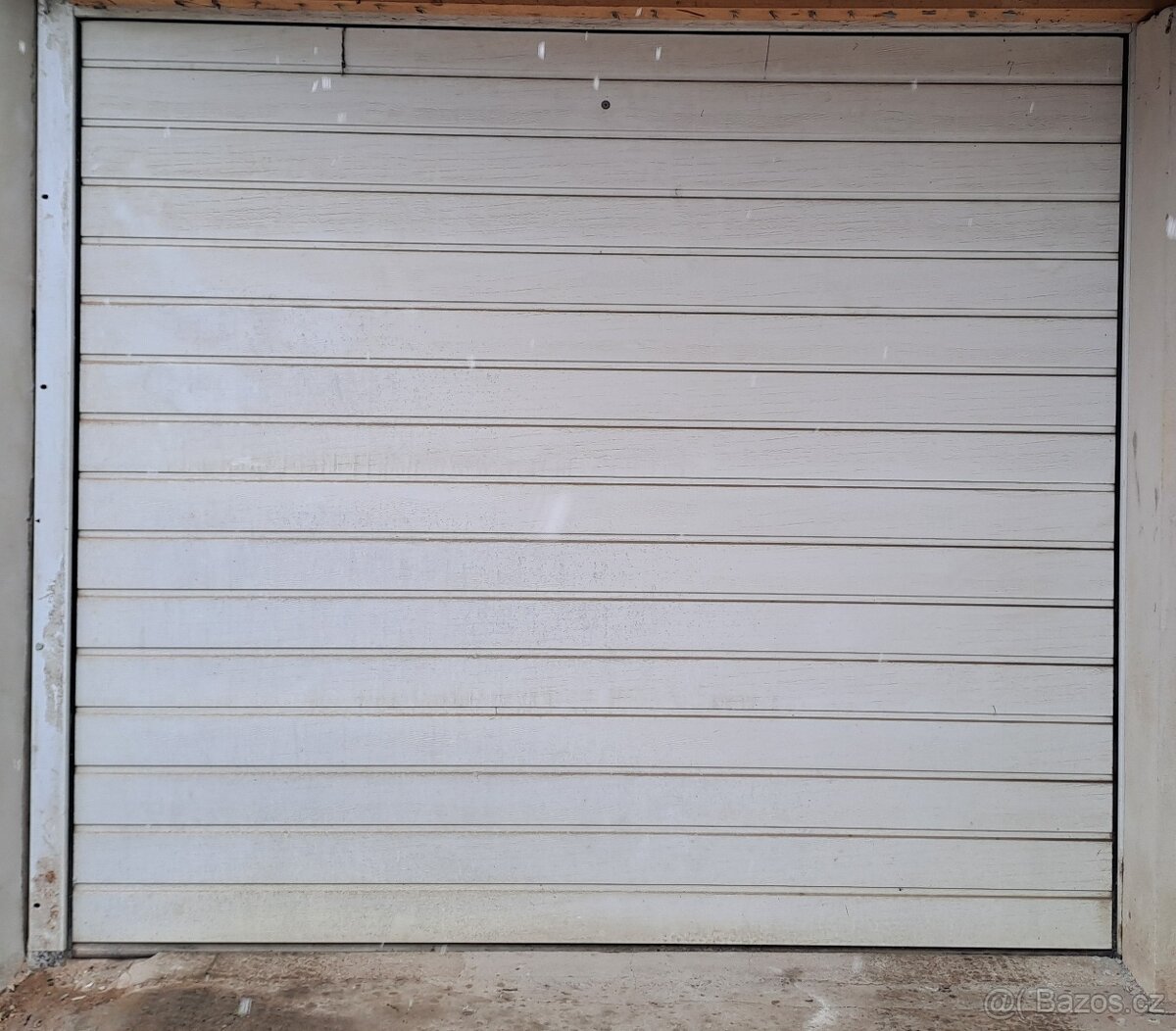 Sekční garážová vrata velikosti 2375/2125 mm