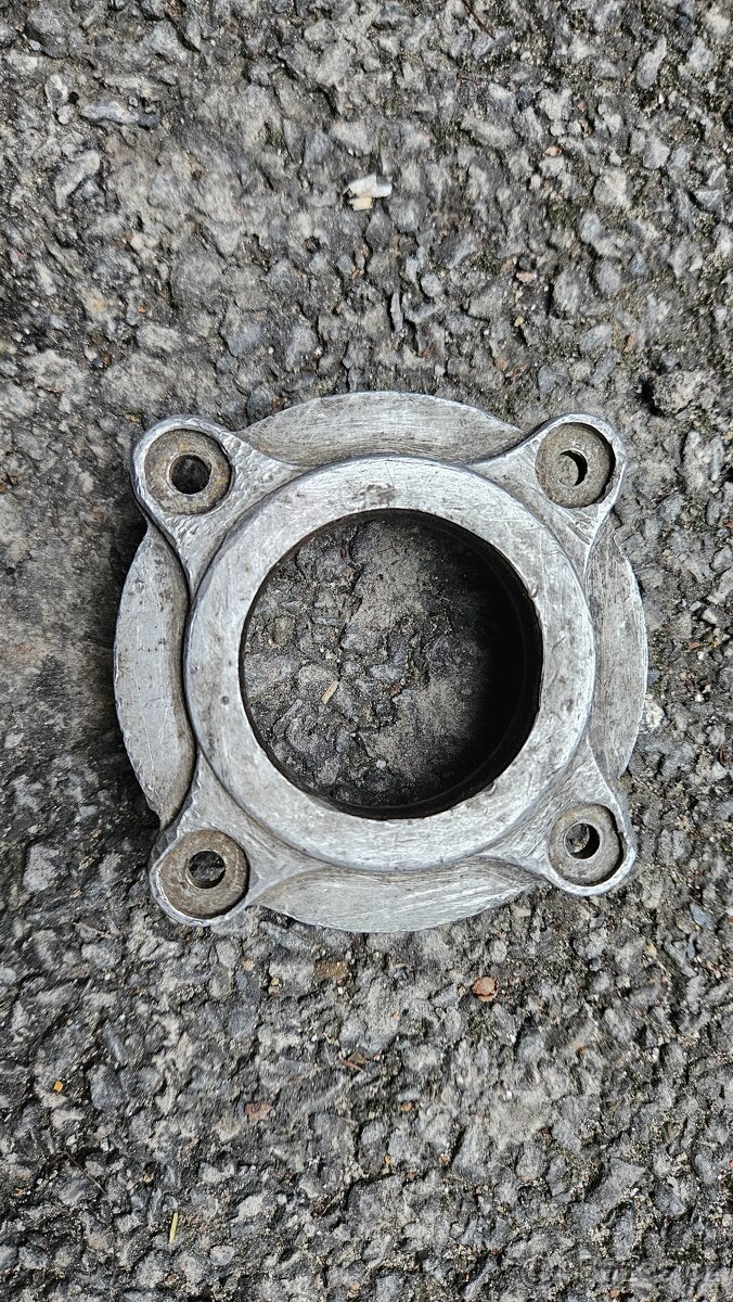 Prodám zadni uloženi ložiska motoru BMW r51