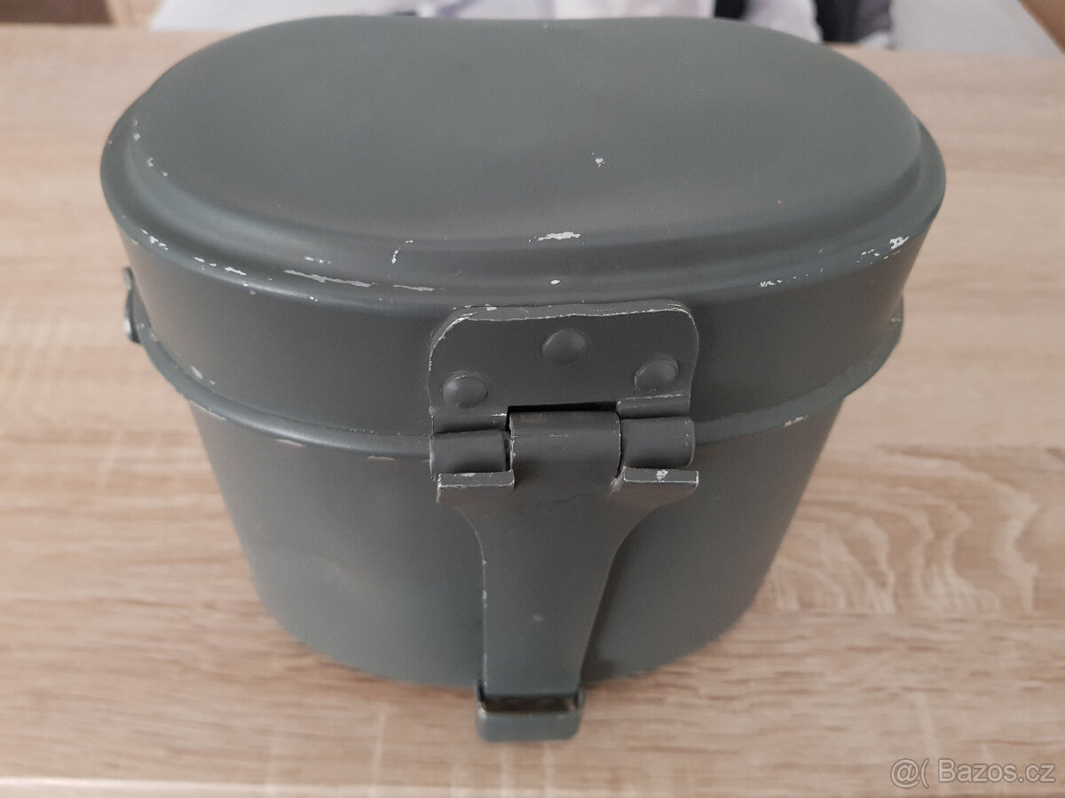 Starý vojenský ešus.