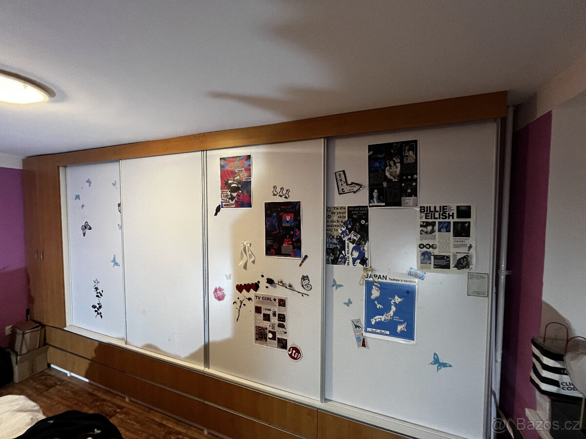 Šatní skříňová stěna