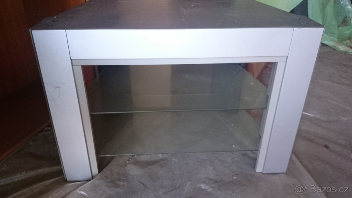 Stolek pod TV.