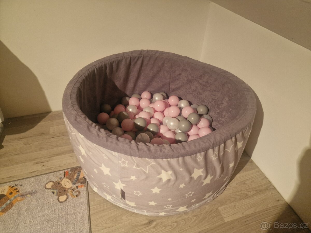 Suchý bazének s míčky
