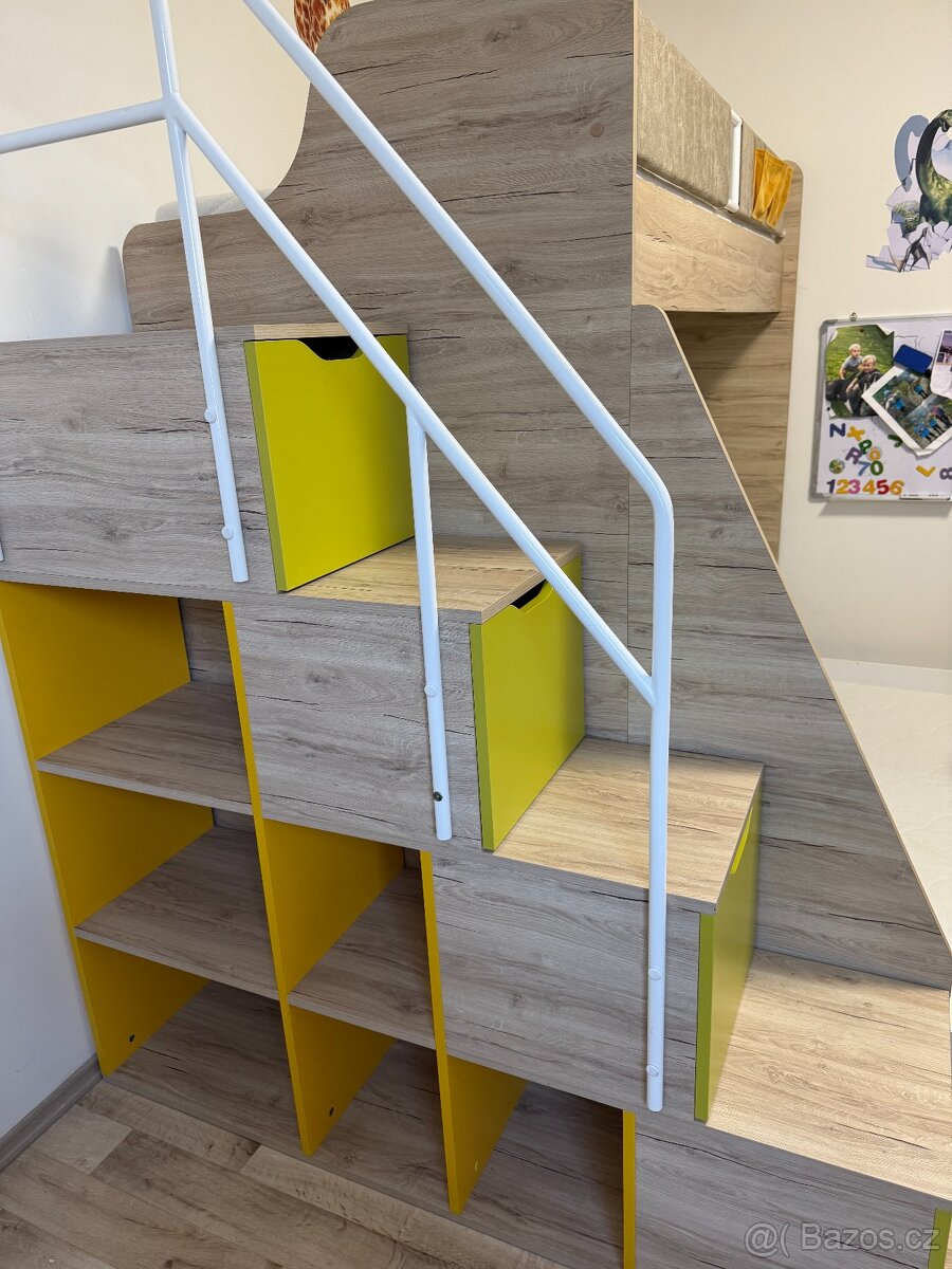 Patrová postel se 3 lůžky